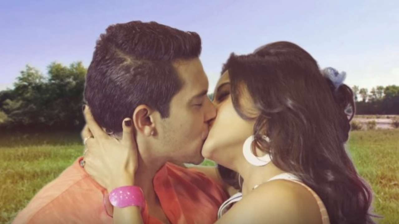 Monalisa lip lock with Singer Aditya Narayan! Video viral