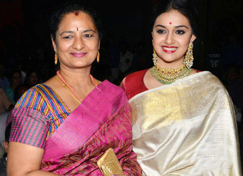 Savitri's daughter Vijaya Chamundeswari praises Keerthy Suresh and sends SMS
