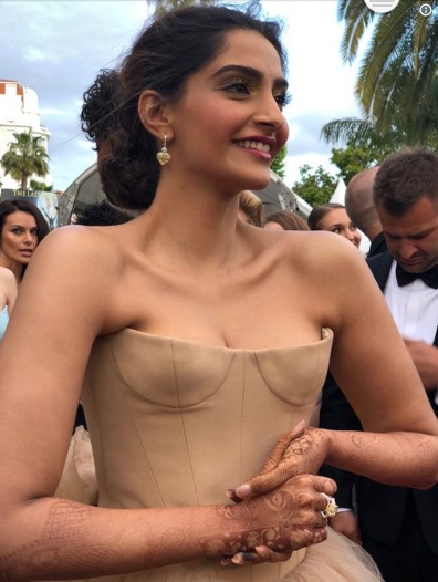 Sonam Kapoor Sexy Green Backless Embroidered Evening Dress Prom Gown -  TheCelebrityDresses