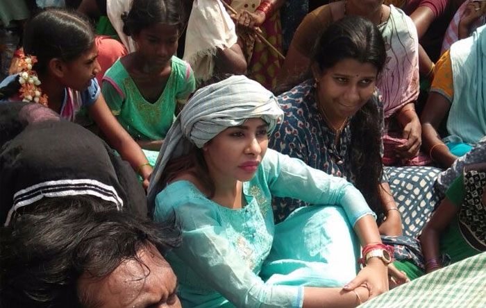 Sri Reddy and MGNREGA workers stage protest, demand jobs