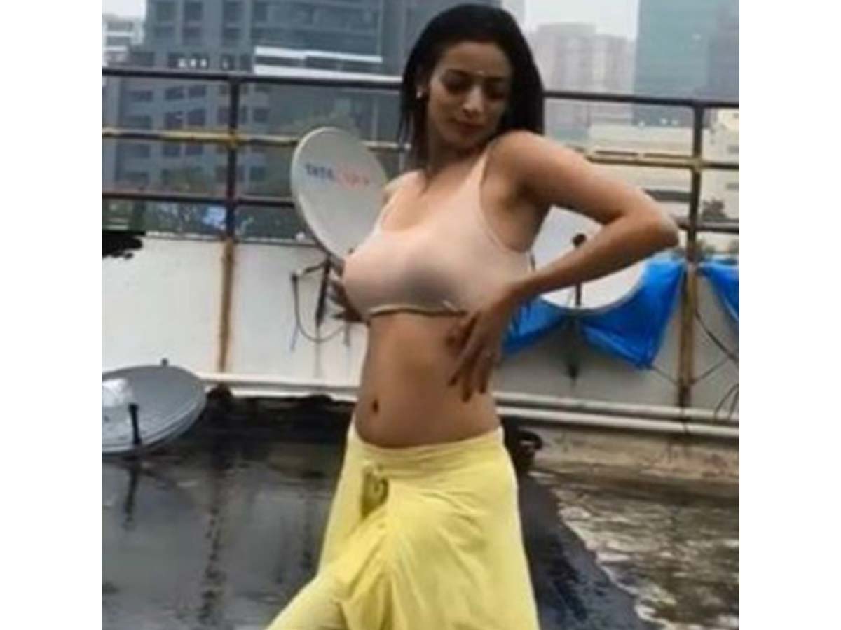 Pawan Kalyan item girl lookalike s*xy rain dance video
