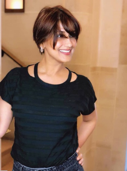 Sonali Bendre chops off hairs for Cancer treatment
