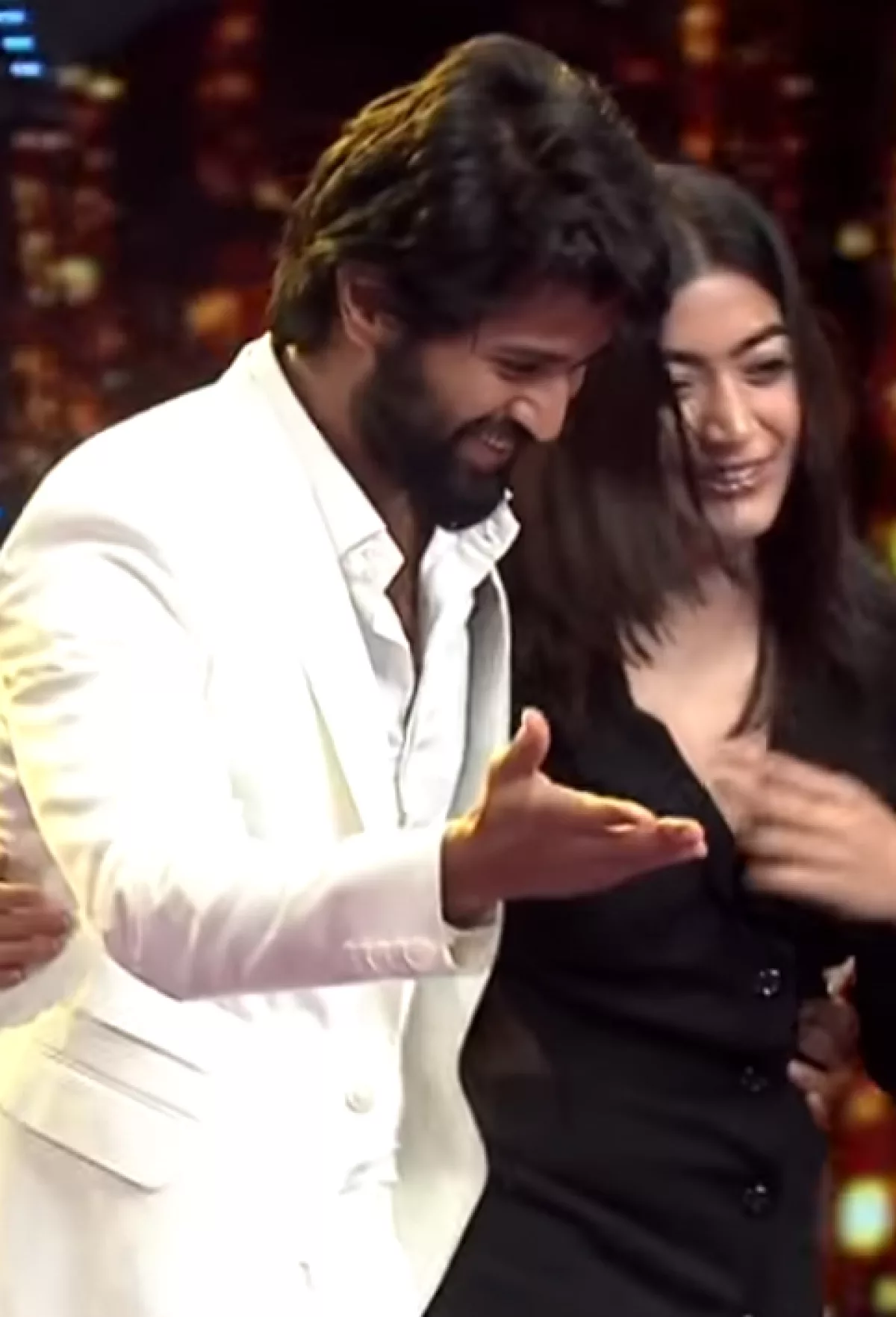 Vijay Devarakonda shakes his leg with Karnataka Crush