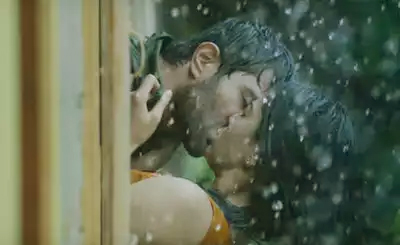 That's unexpected! Vijay Deverakonda lip-lock with Rashmika Mandanna in rain
