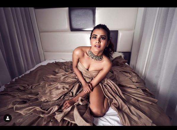 598px x 439px - What is Hebah Patel trying to show on Bed?