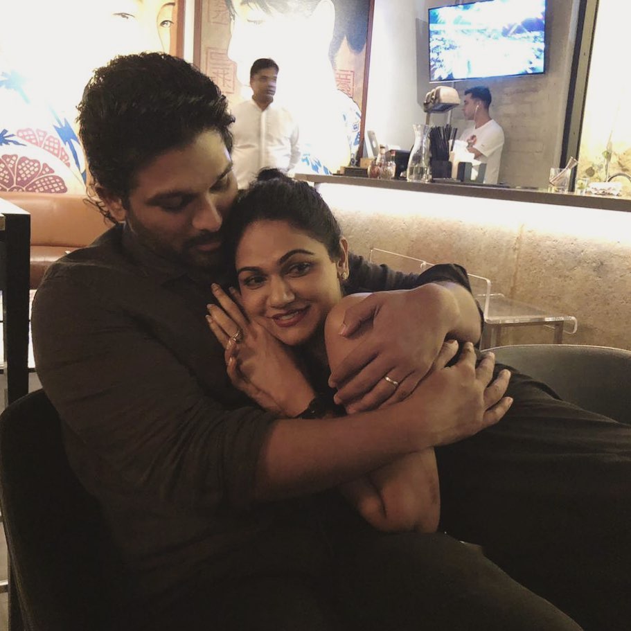 Allu Arjun romantic hug to Cutieee Sneha