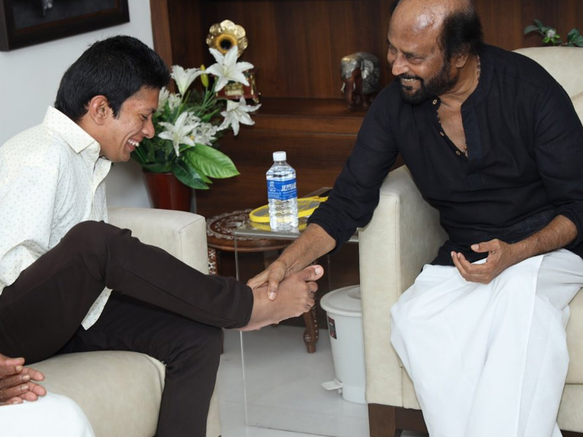 Rajinikanth touches His Fan Feet to represent a handshake