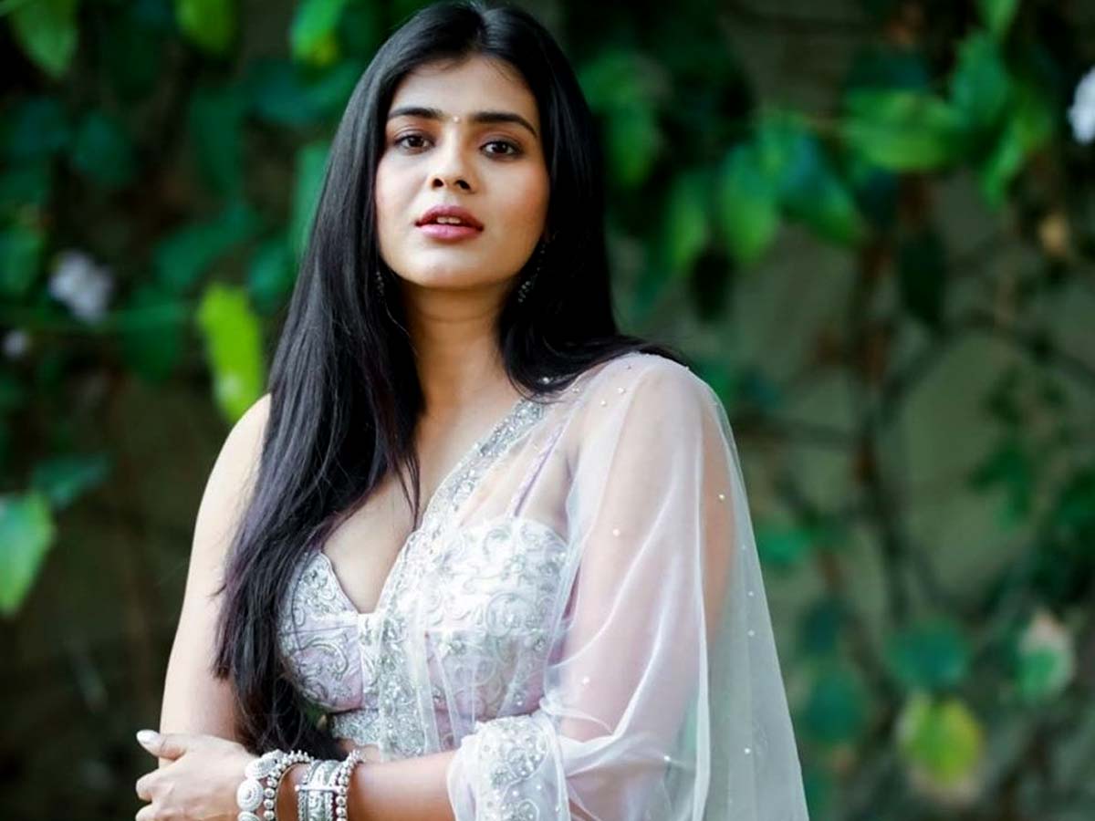 Hebah Patel turns a singer for a live band