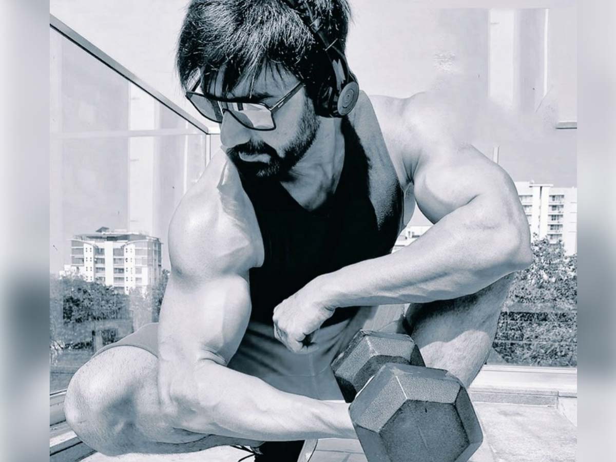 Ravi Teja flexes muscles using dumbbell