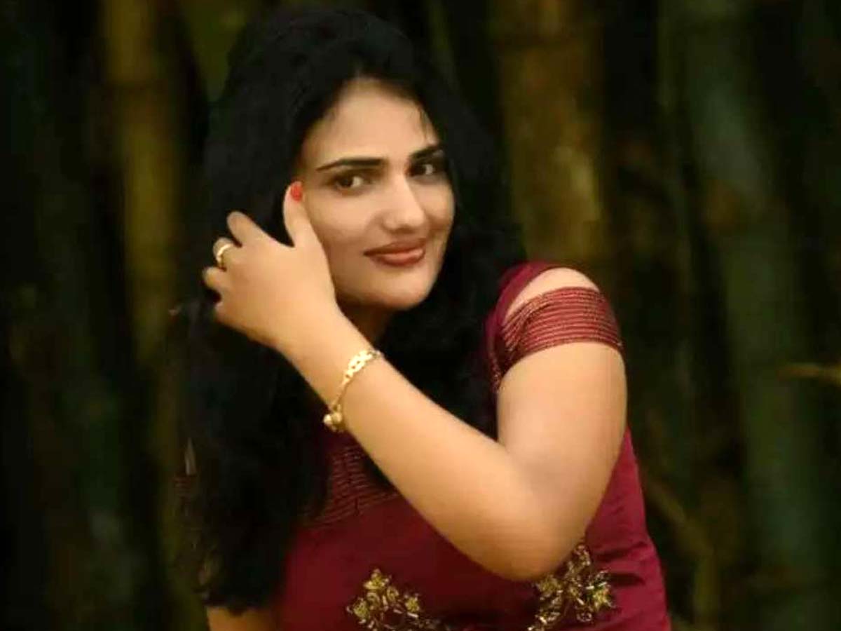 Singer Sushmitha commits suicide