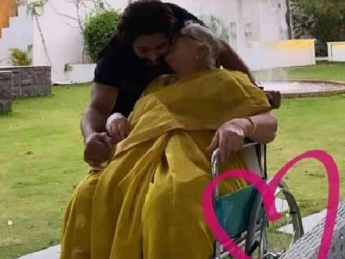Allu Arjun getting sweet peck on his cheek by grandmother