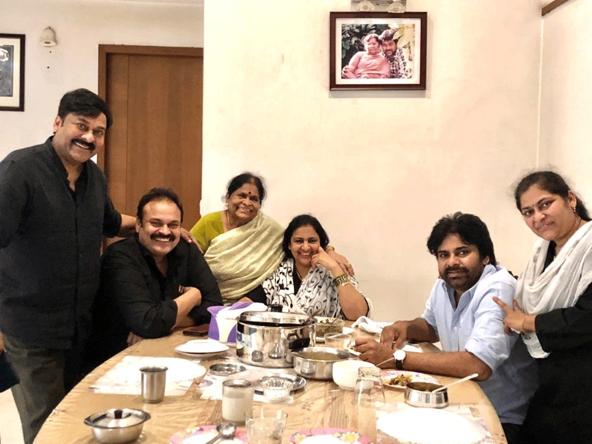 Chiranjeevi with Sisters Vijaya Durga, Madhavi Rao & brothers