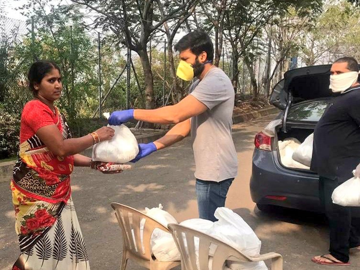 Gopichand donates groceries to 1000 families