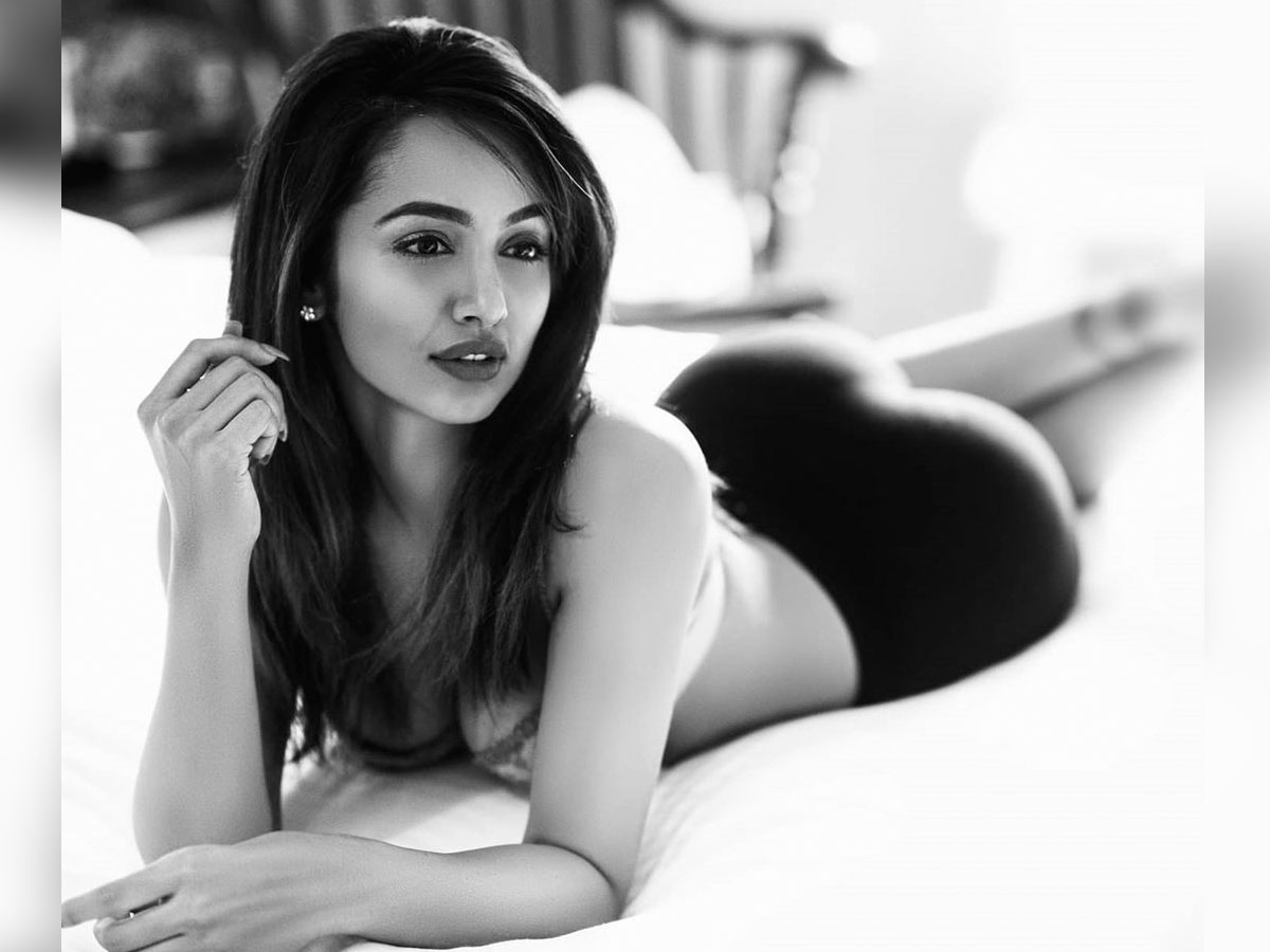 Tejaswi Madivada raises h*tness with topless look
