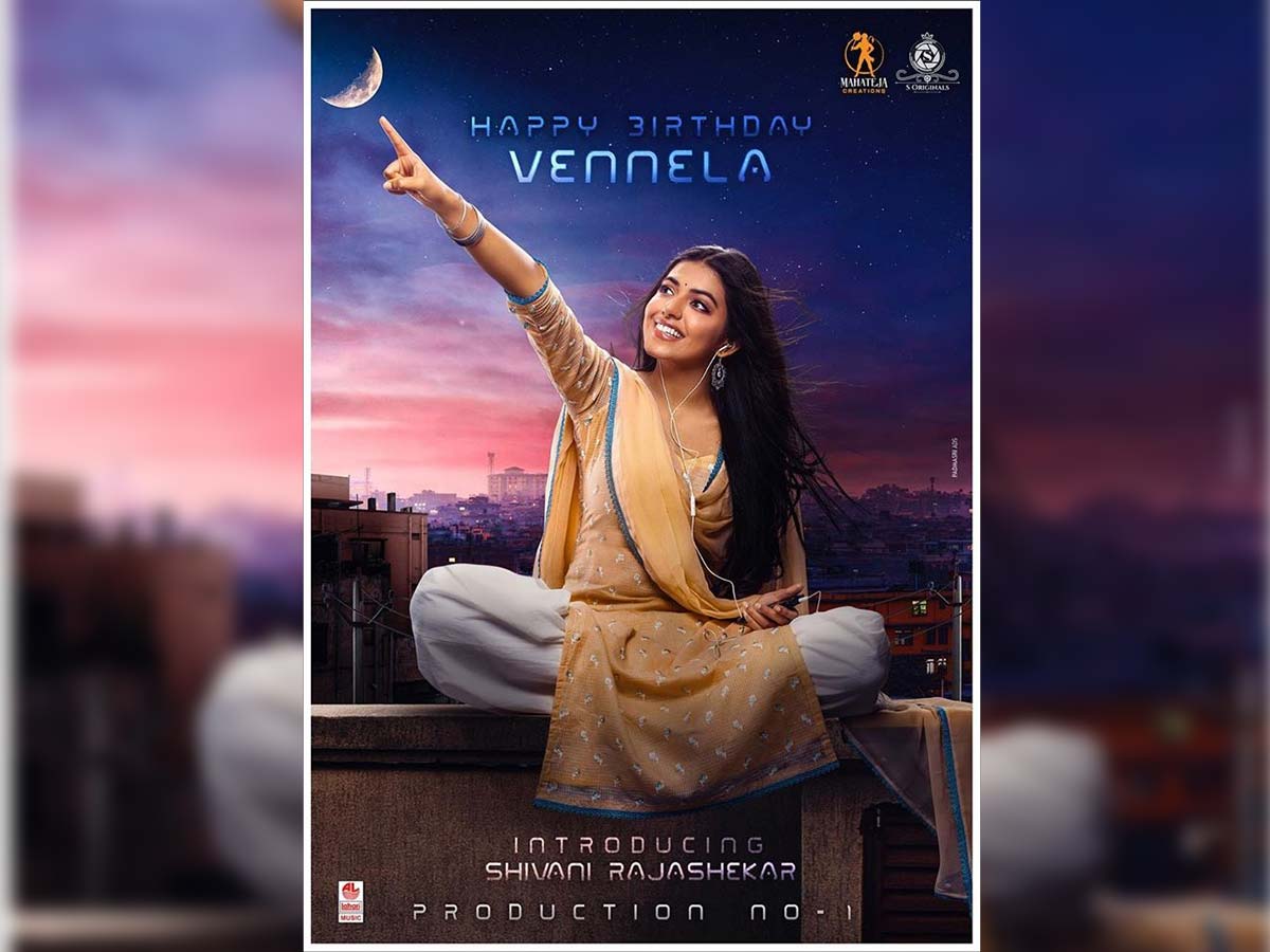 Shivani Rajasekhar as Vennela pointing her finger towards moon
