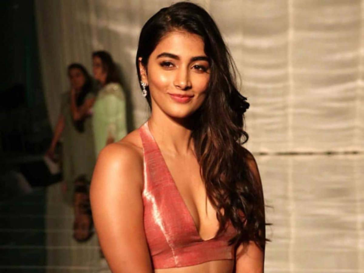 Pooja Hegde fresh statement on her navel comment