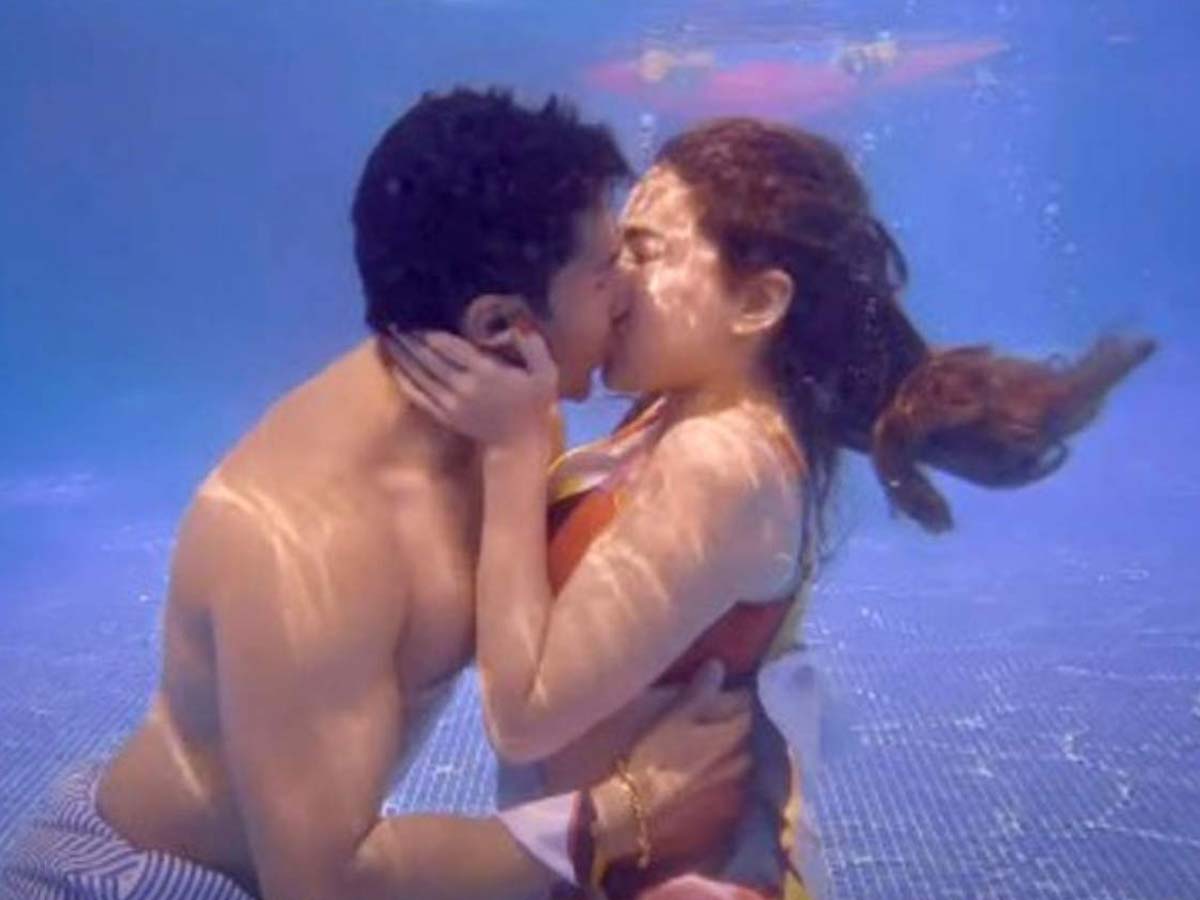 Varun Dhawan and Sara Ali Khan underwater lip lock