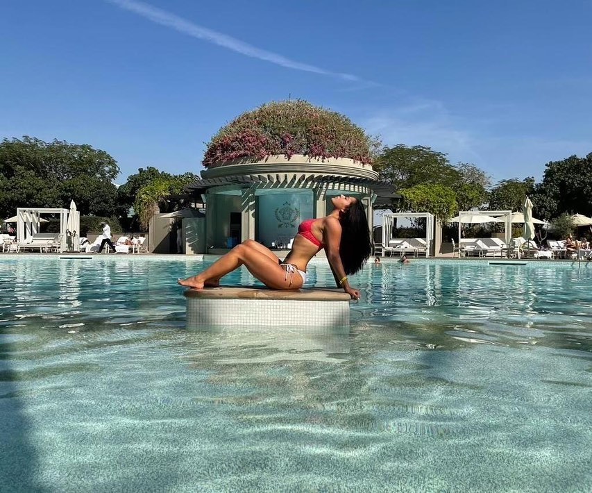 Bikini babe posing in the middle of a pool