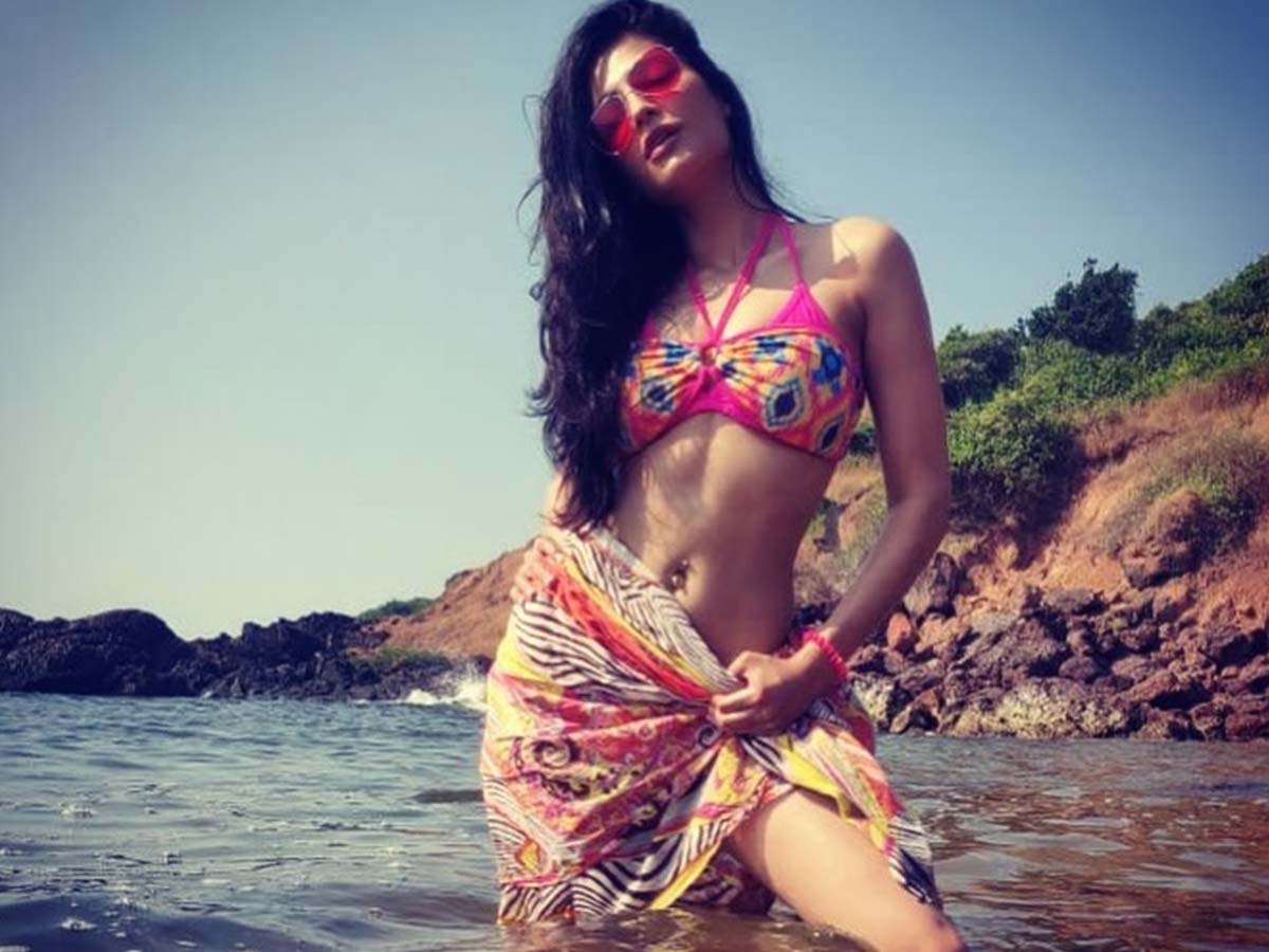 Shruti Haasan's glam pics stuns netizens