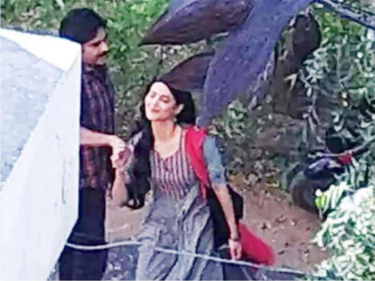 Pawan Kalyan and Shruti Haasan romantic look leaked from Vakeel Saab sets