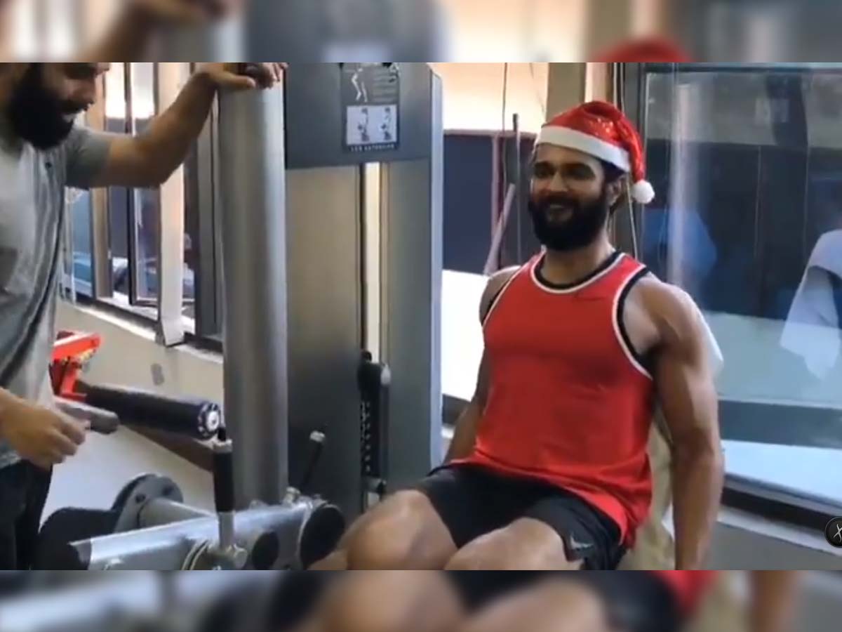 Vijay Deverakonda lifts heavyweight during leg exercise
