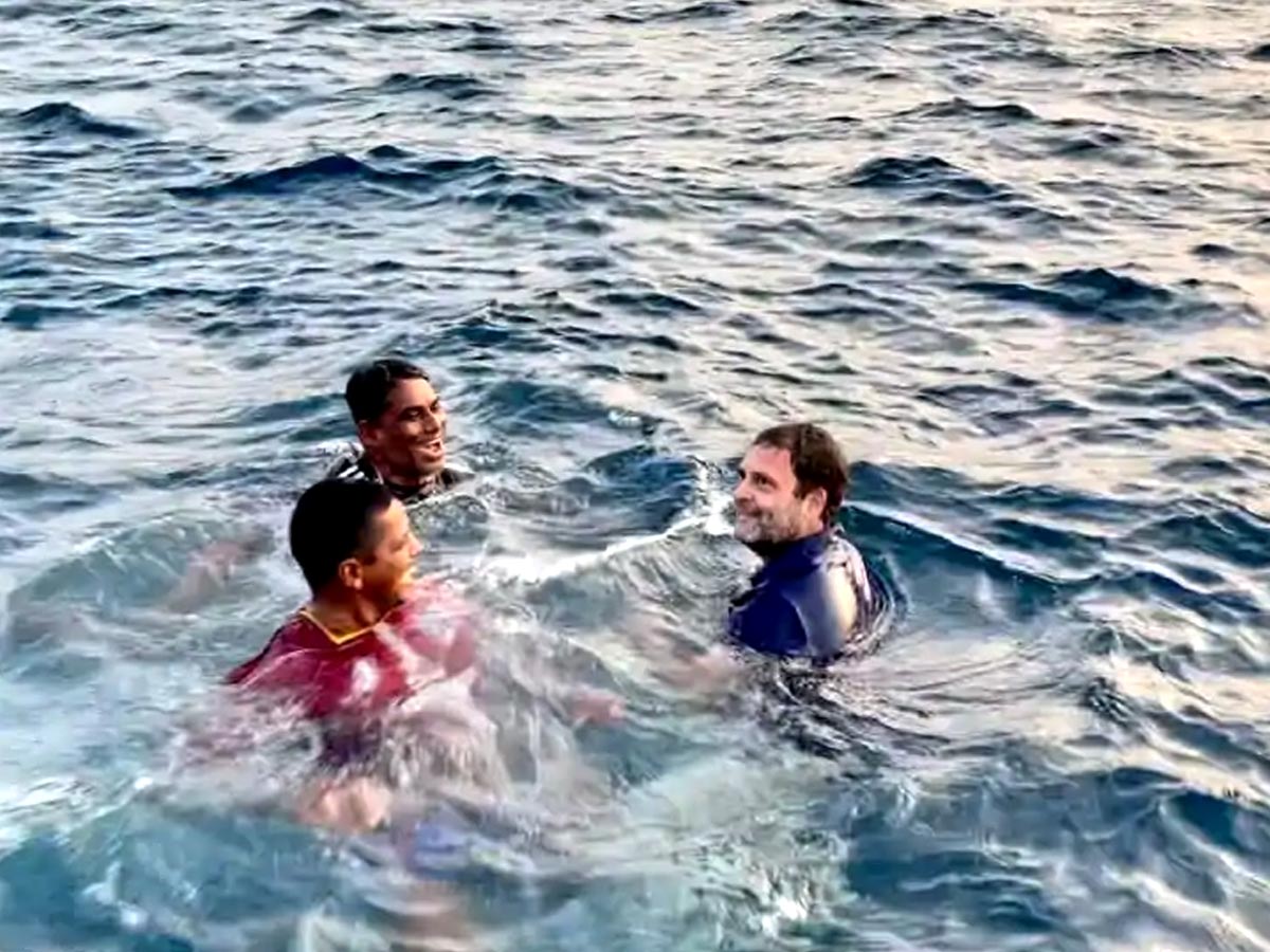 Rahul Gandhi dives into sea with fishermen