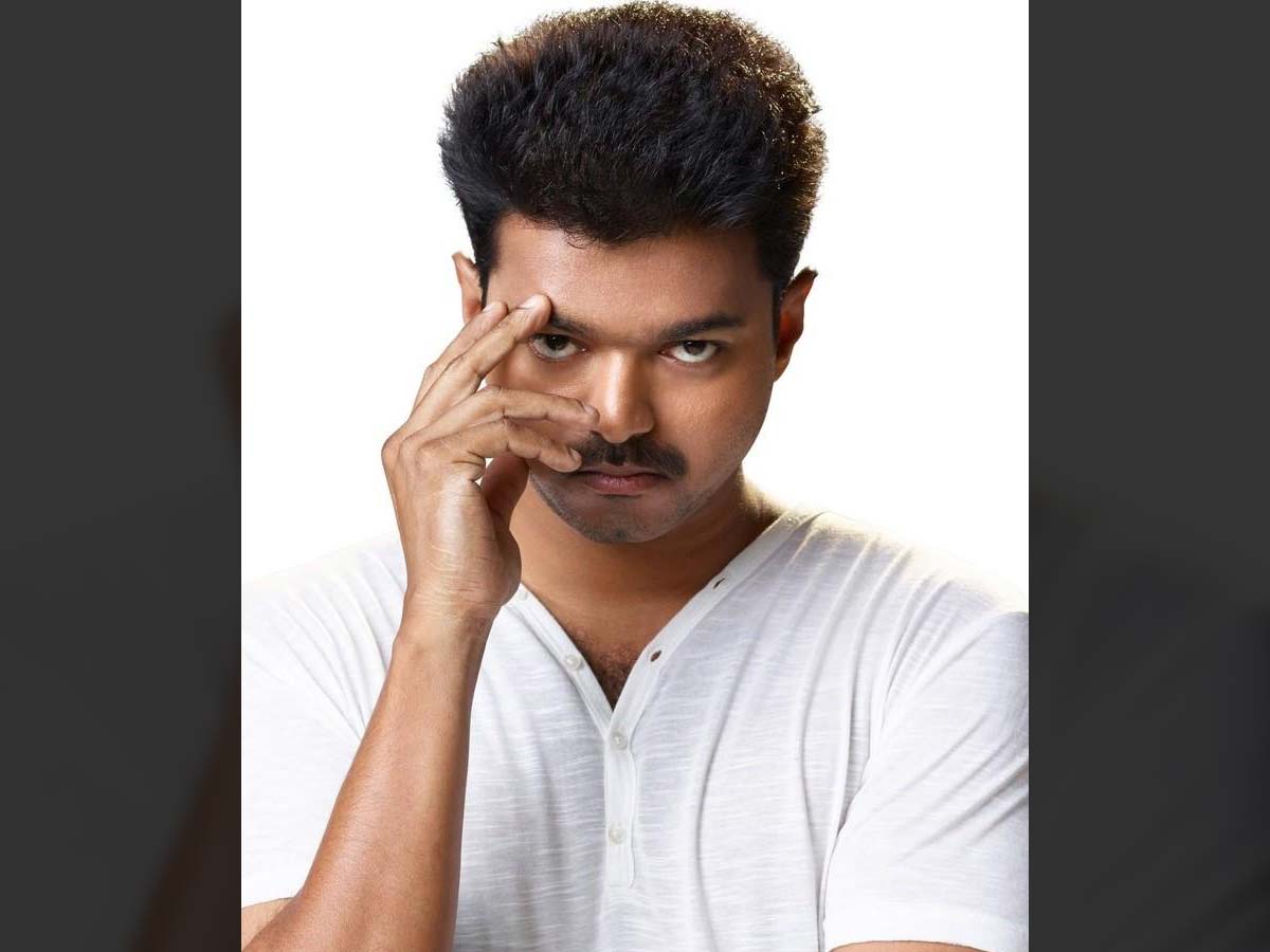 Vijay receives advance of Rs 10 Cr from Mythri Movie Makers
