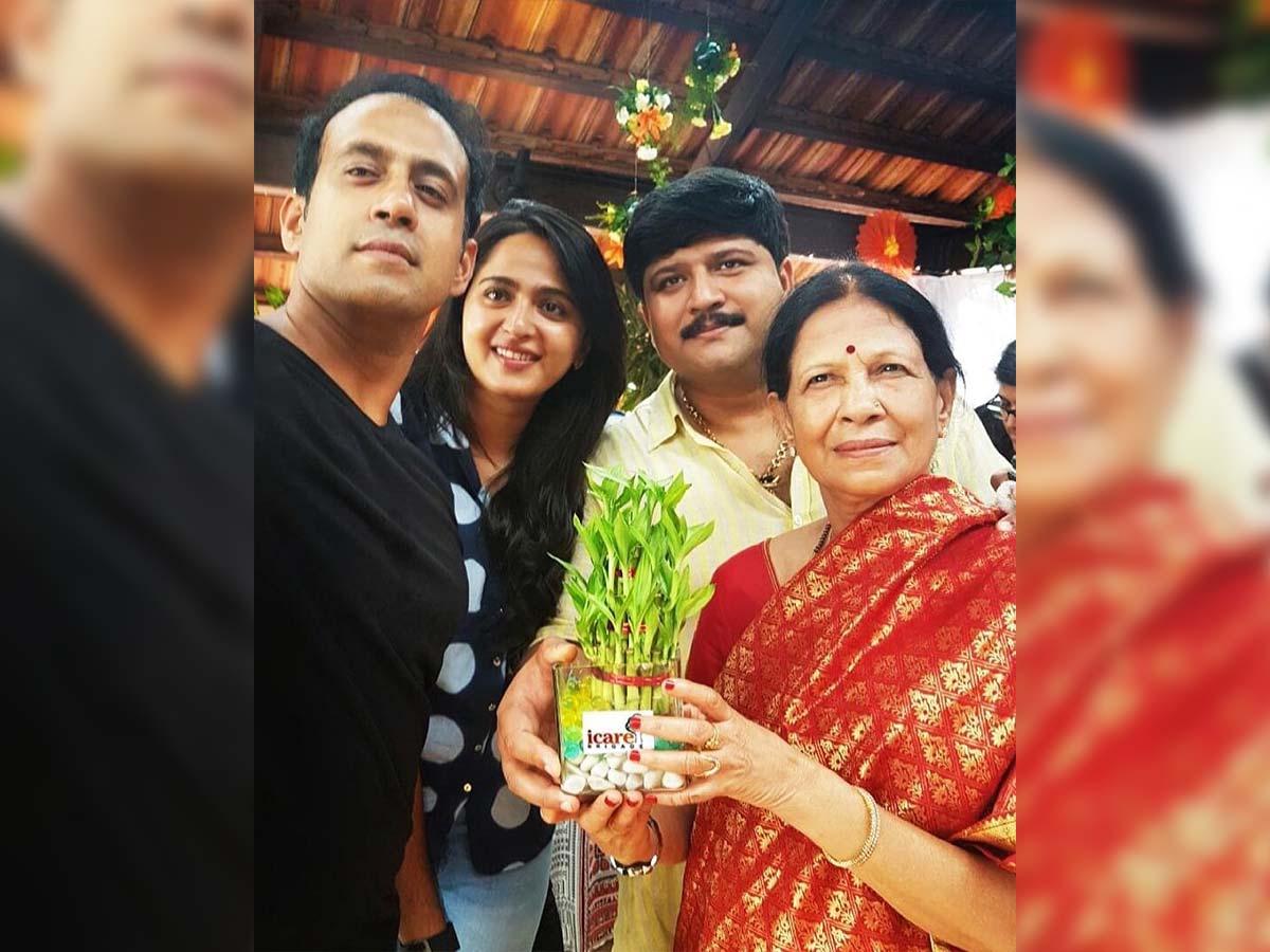 Anushka Shetty selfie with family feasting fans