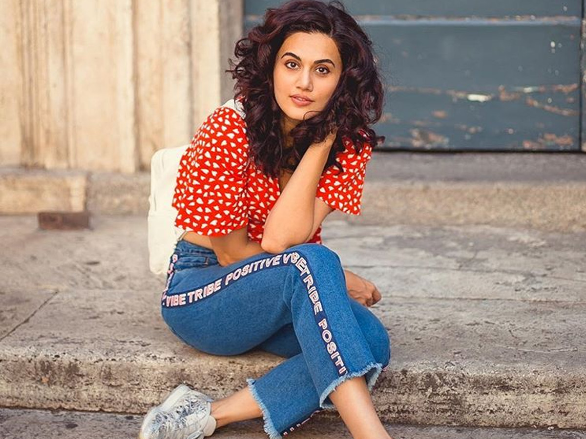 Taapsee Pannu with Aliens
