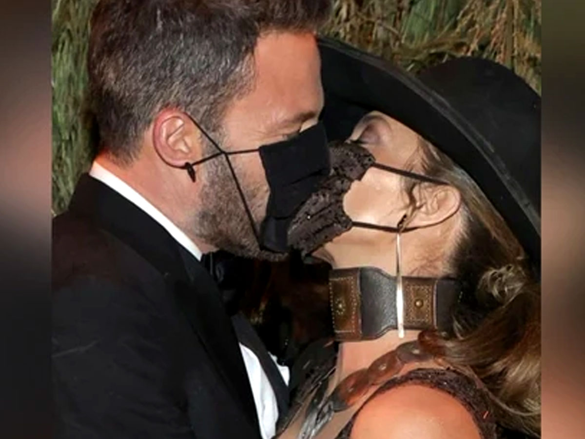 Covid-19 friendly kiss over the mask at Met Gala 2021