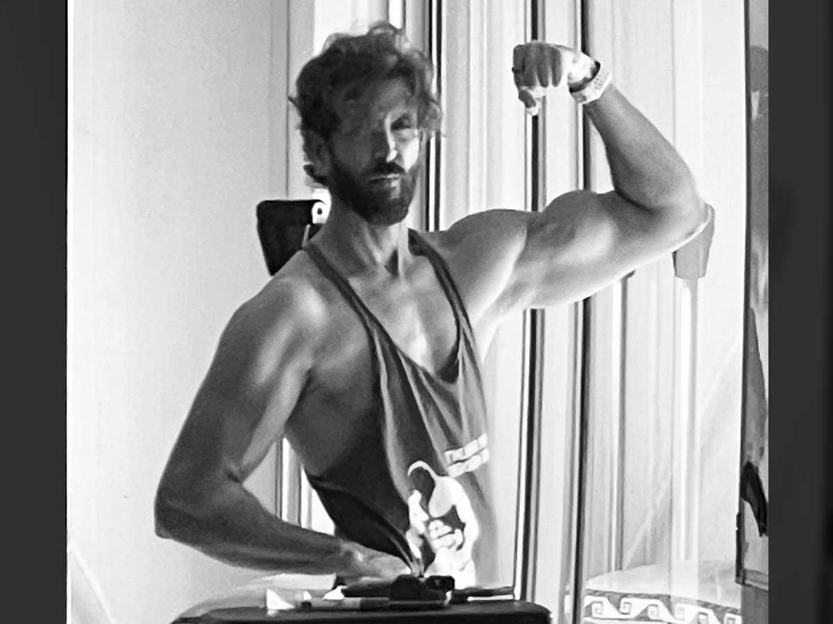Hrithik Roshan flaunts bulging biceps