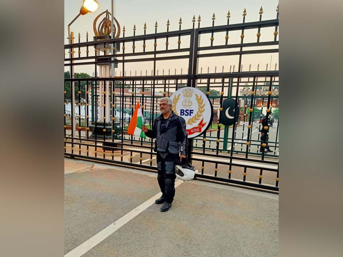 Thala Ajith holds National flag at Wagah Border