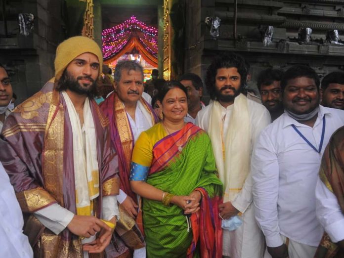 Vijay Deverakonda with his family offers prayers at Tirumala
