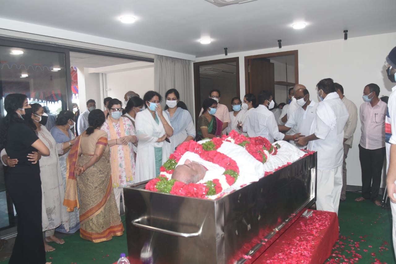 Ghattamaneni family pay homage to Ramesh Babu