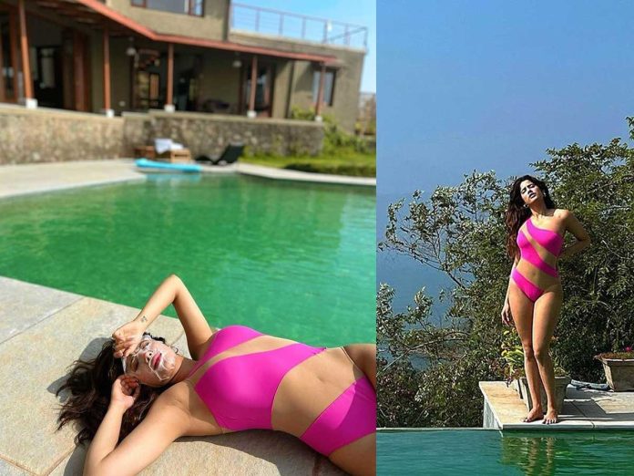 Janhvi Kapoor killer look in pink bikini