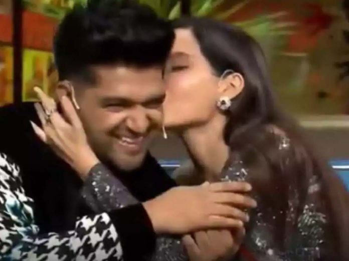 Rajamouli Manohari girl plants a kiss to him