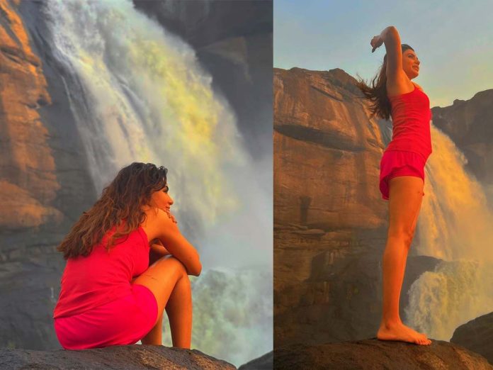 Waterfall effect: Samantha in red swimwear