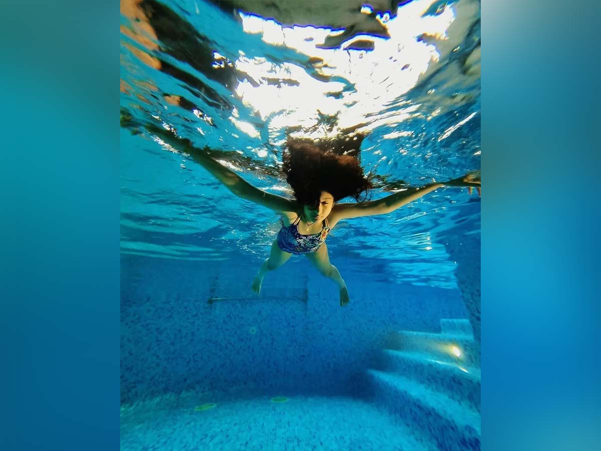 Mahesh Babu daughter Sitara underwater swimming prowess