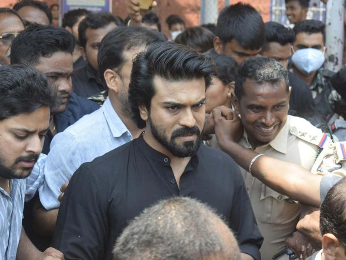 Ram Charan and Koratala visit Kanaka Durgamma Temple, a troop of fans showers unconditional love