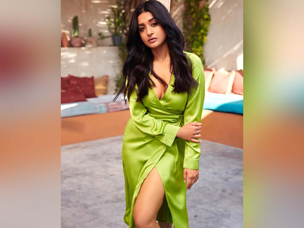 Meera Jasmine in green dress.. with cleavage shows.. photos go viral..!