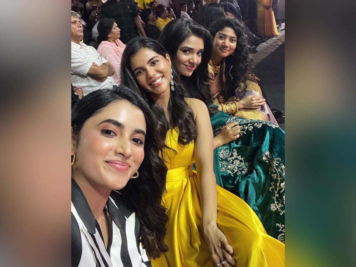 Pic talk: Four beauties in one frame