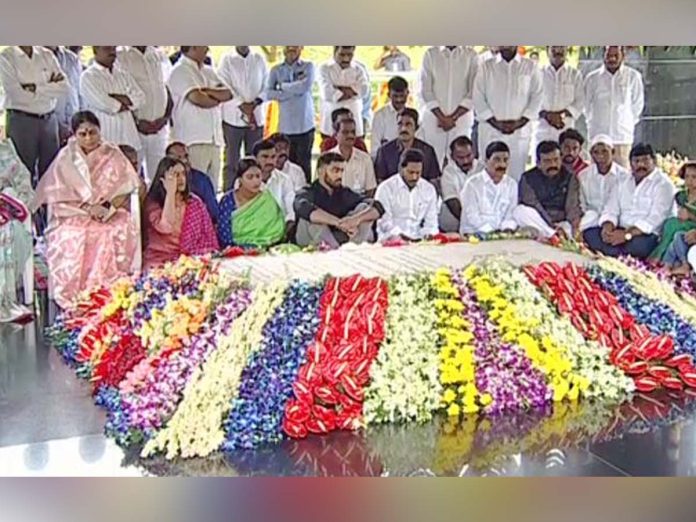 Jagan's family pays tribute to YSR on his birth anniversary