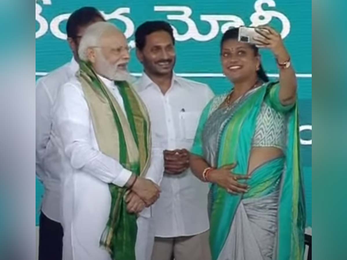 Roja selfie with PM Modi, Jagan and Chiranjeevi