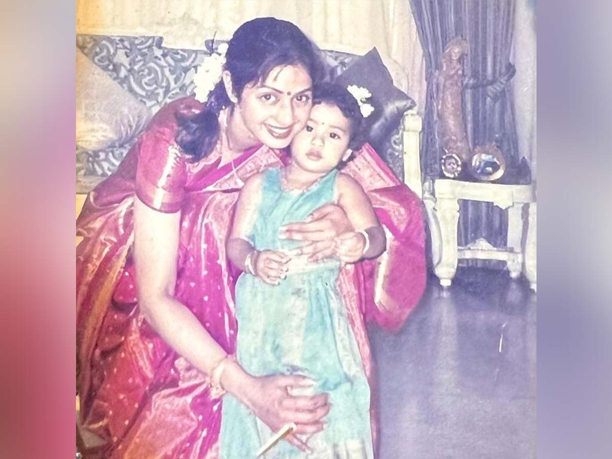Janhvi Kapoor penned a heartfelt note on her mother's birthday