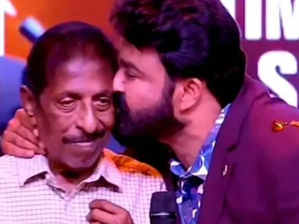 Mohanlal kisses …… on stage