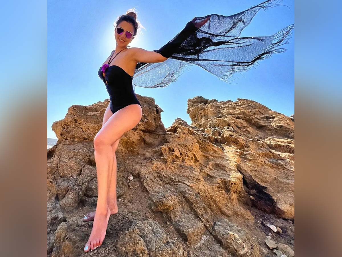 Ultra amazing: Her perfect pose in monokini