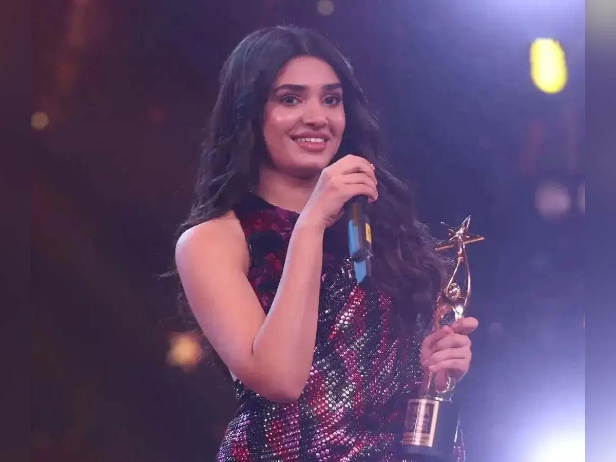 Krithi Shetty expresses vote of thanks to audience @ SIIMA