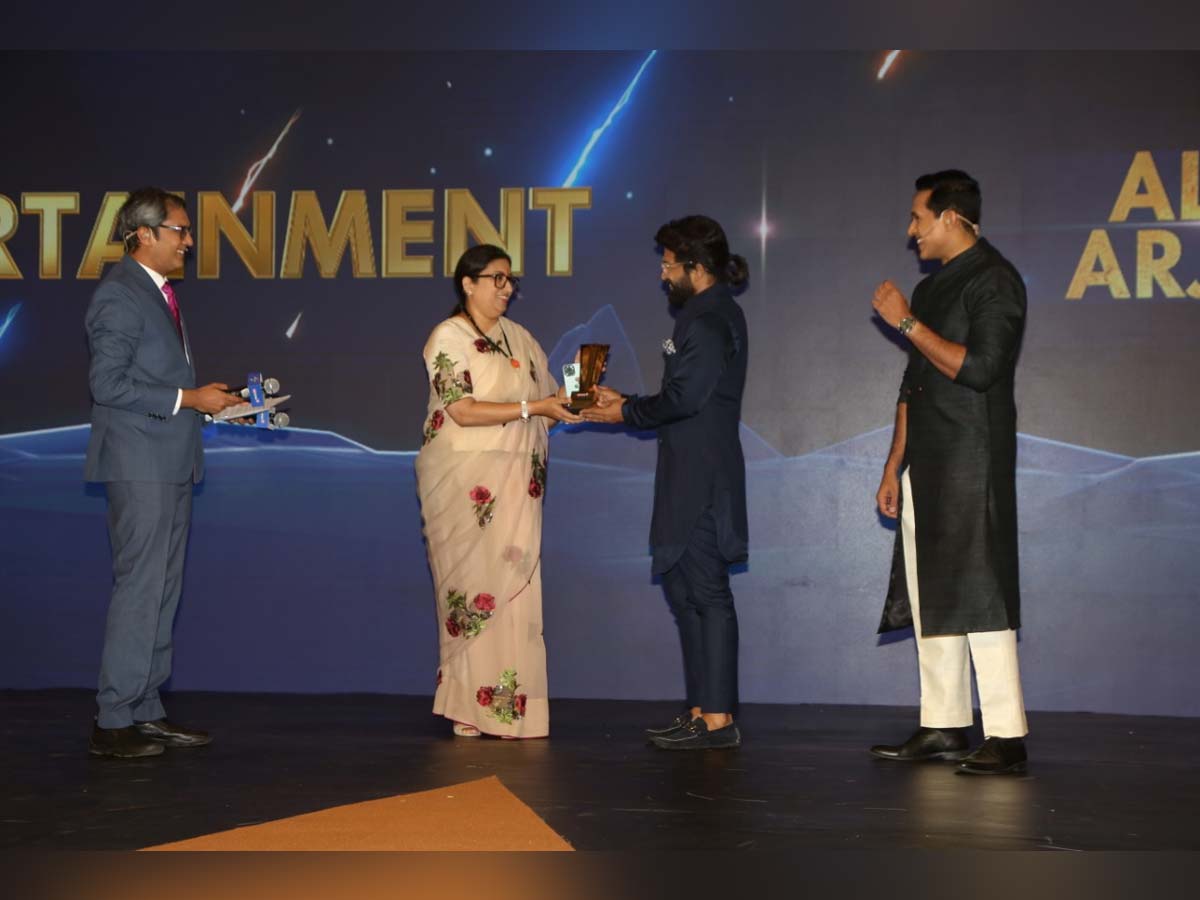 Allu Arjun receives Indian of the Year 2022 award from Smriti Irani