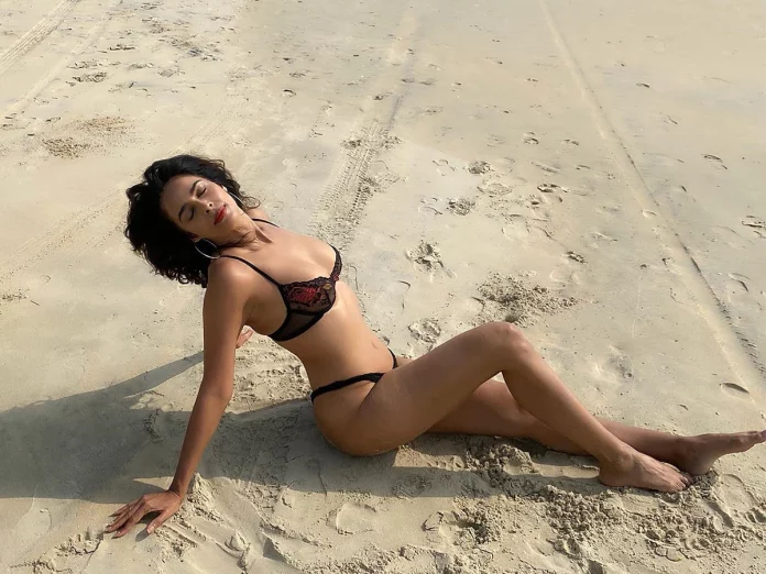 Pic talk: Ageless beauty tempting pose on sand