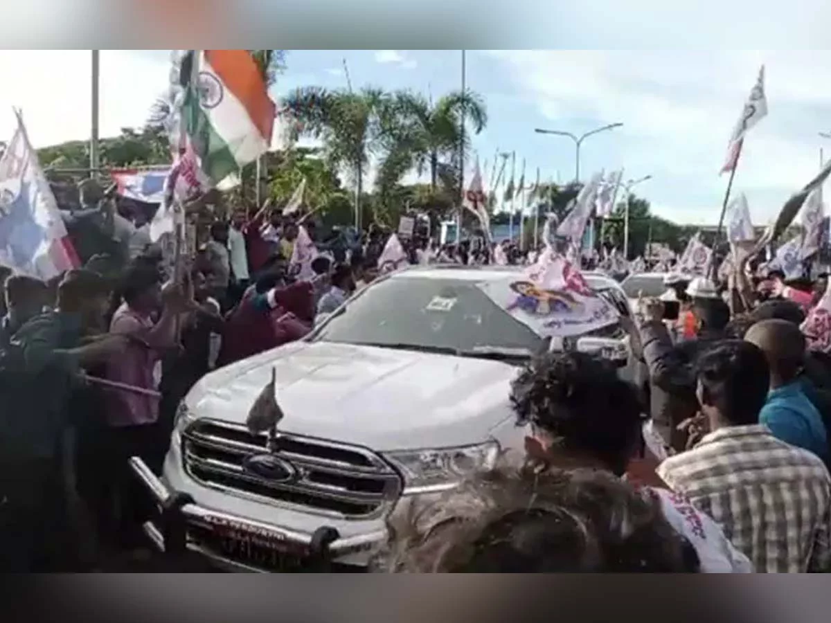 Pawan Kalyan Supporters attack on YSRCP leader Roja car